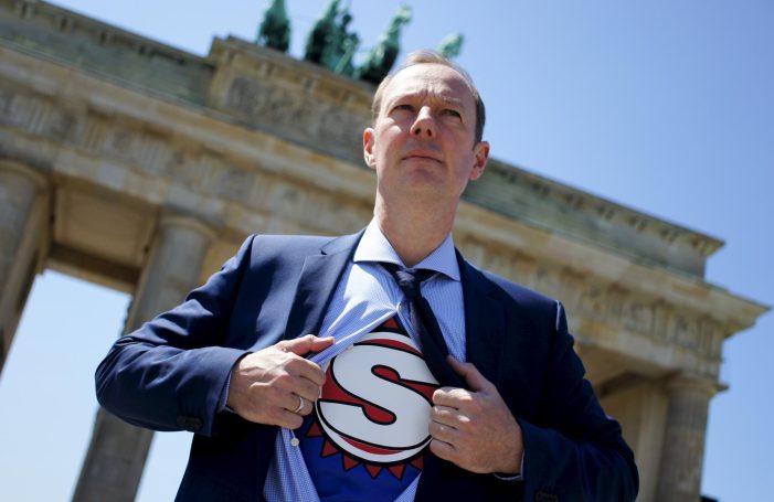 Superman Martin Sonneborn rettet die Welt – Satirische Reportage in ZDFneo (BILD)