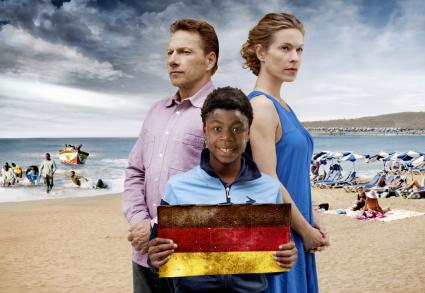 Flüchtlingsjunge mischt die Ferien von Lisa Martinek und Richy Müller auf -SAT.1-Film „Willkommen im Club“ am 3. September / Thema Flüchtlinge in „akte20.13“ und „Eins gegen Eins“ (BILD)
