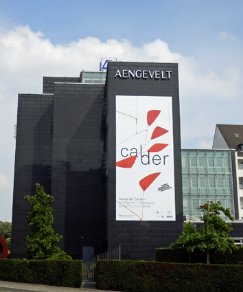 Großflächenplakat zur Calder-Ausstellung an der Fassade des AENGEVELT-Stammhauses