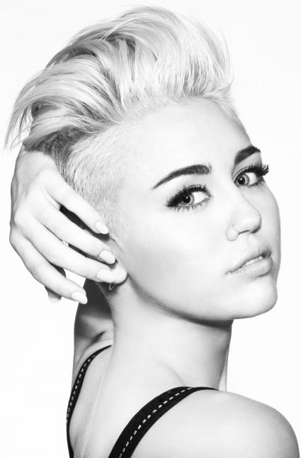 Die Miley Show geht weiter / Das Video zur zweiten Single-Veröffentlichung „Wrecking Ball“ heute exklusiv auf AMPYA (BILD)