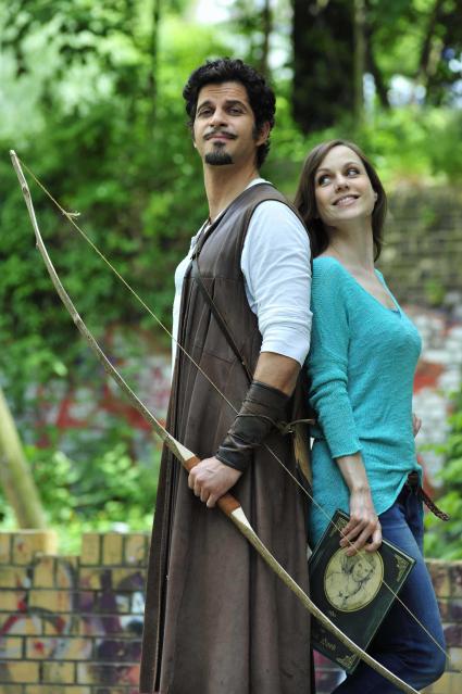 Zeitreise mit Folgen: Pasquale Aleardi und Nadja Becker in der neuen Familienkomödie „Robin Hood& ich“ am 17. September 2013 in SAT.1 (BILD)