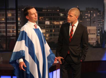 AfD-Chef Lucke: Bei Talkshow –Stuckrad-Barre–über 30 Minuten in Griechenland-Fahne gehüllt (BILD)