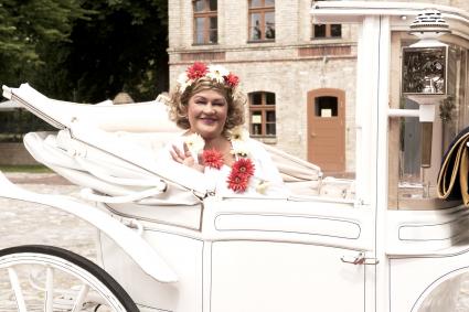 Cindy aus Marzahnüberrascht Brautpaar mit Buletten-Torte – bei „Die Promi-Hochzeitsplaner“ am 20. Oktober 2013 um 18:00 Uhr in SAT.1 (BILD)