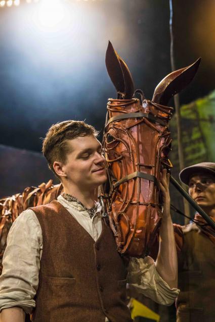 Theaterpremiere von „Gefährten“ in Berlin / Englisches Erfolgsstück „War Horse“ erstmals in deutscher Sprache / Erste Szenenfotos aus dem Theater des Westens (BILD)