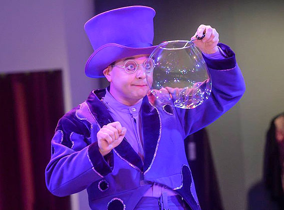 Seifenblasenshow bringt Entertainment in Fashion-Circus