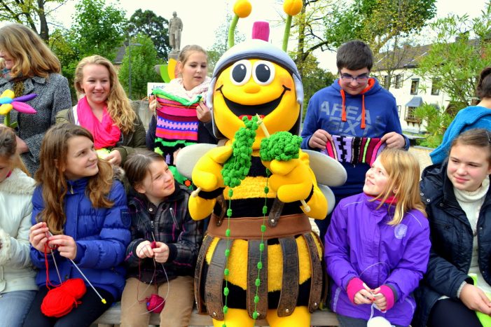 Zülpicher Hauptschüler bestricken die Römerstadt und die Landesgartenschau Zülpich 2014.