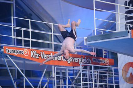 Promis tauchen in München ab: Stefan Raabs „TV total Turmspringen 2013“ auf ProSieben (BILD)
